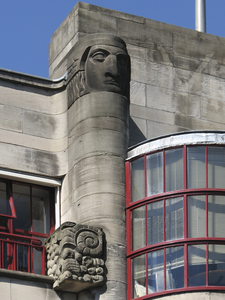 905418 Afbeelding van enkele beeldhouwwerken van Albert Termote uit 1933 aan de zijgevel van het voormalige warenhuis ...